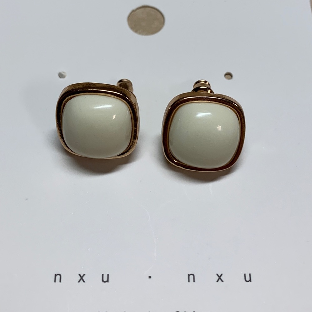 Elegant stud earrings ✨